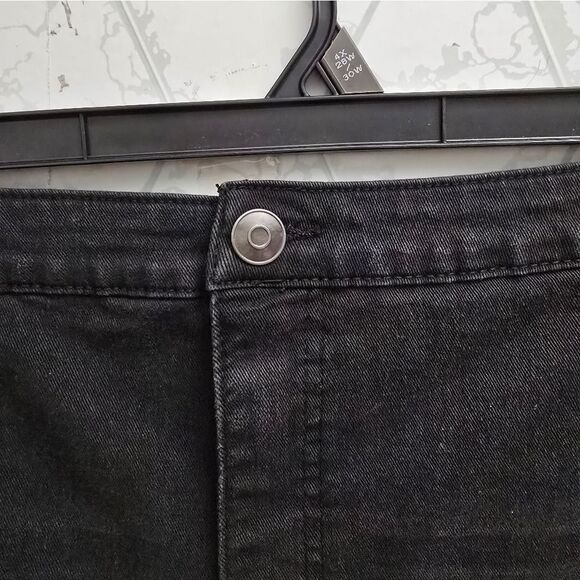 Terra & Sky Women's Plus Size Bermuda Denim Shorts, 7” Inseam, Size 4X (28-30W) - Picture 3 of 9